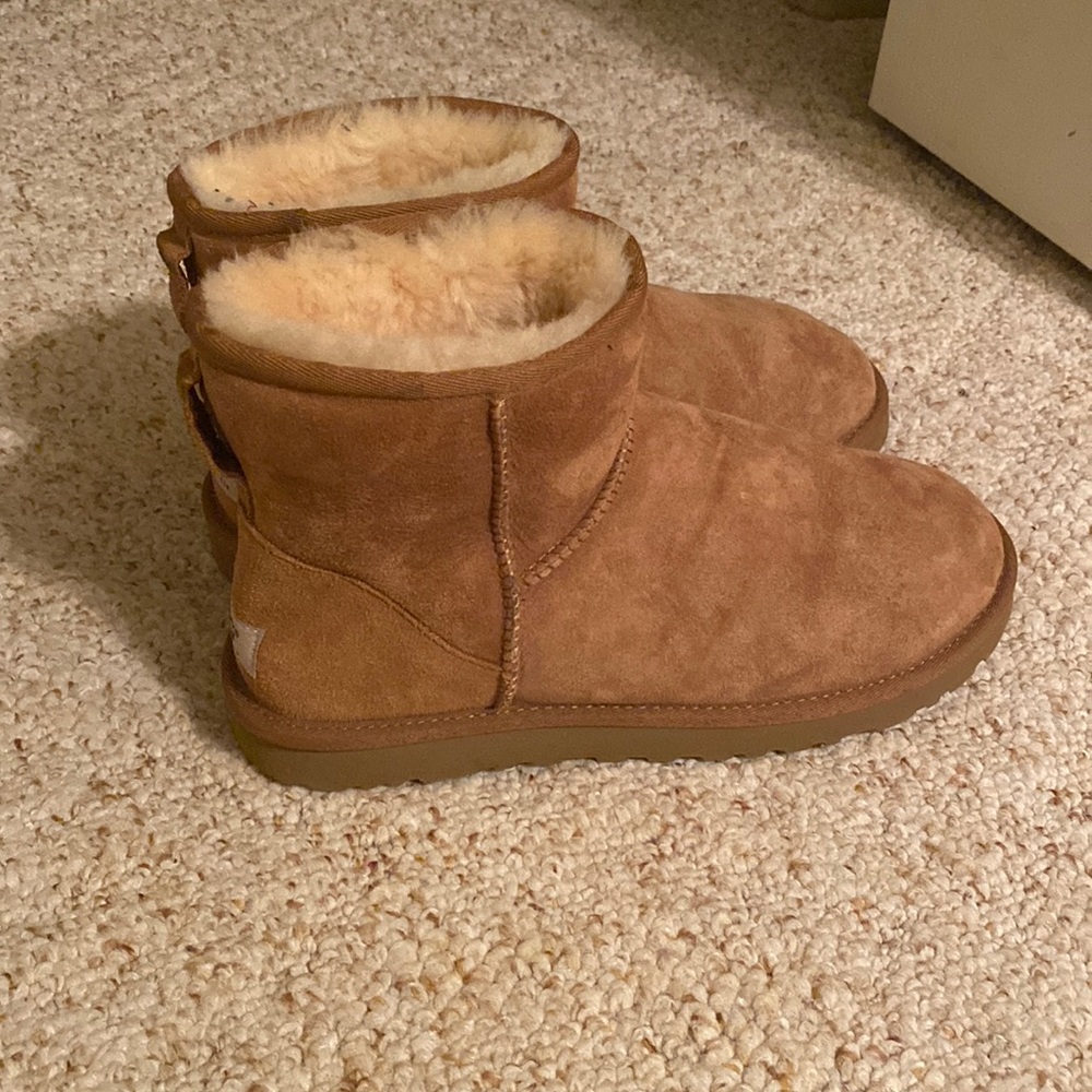 Ugg 5854 Classic Women’s Mini Short Brown Boots Size 9